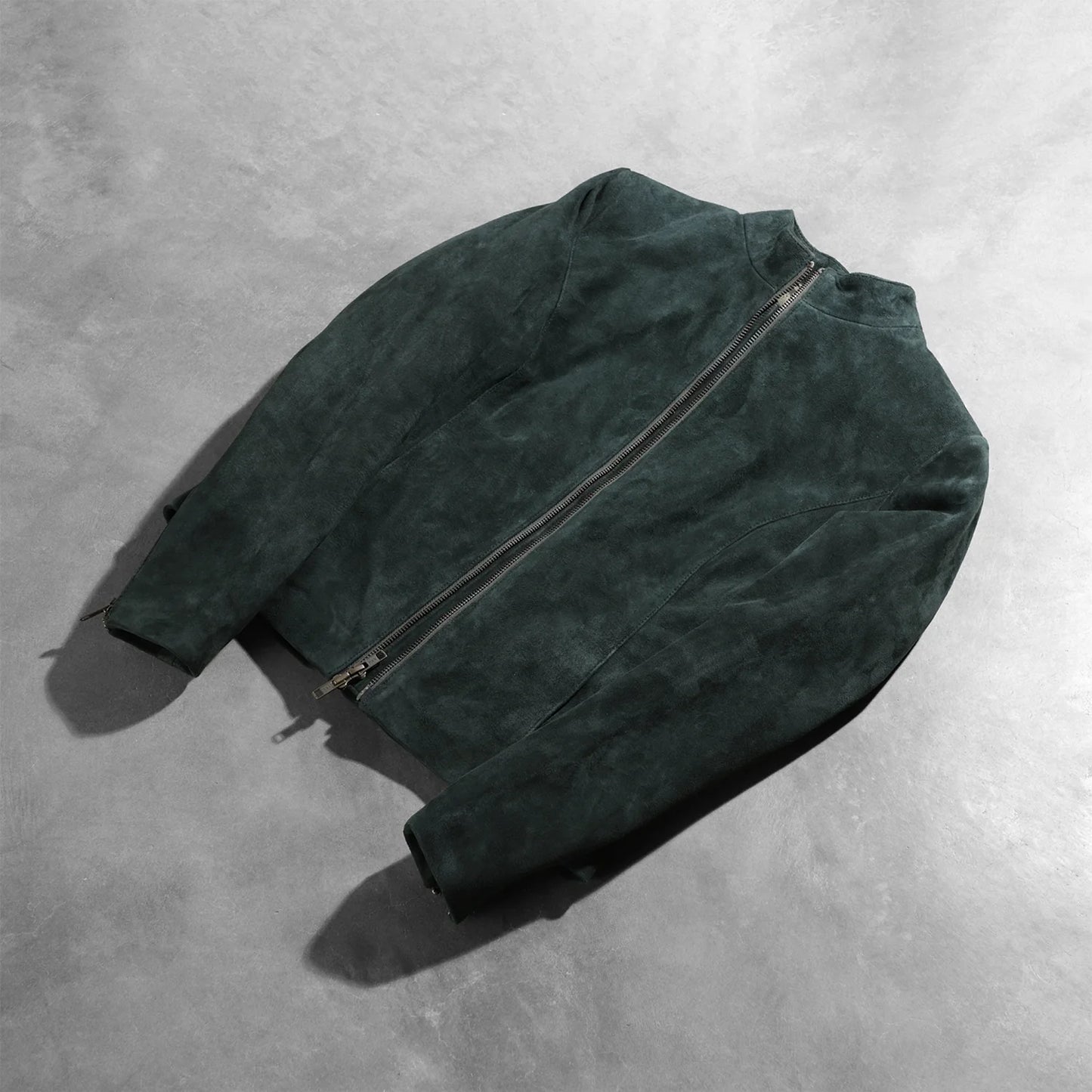 Close up of the premium metal zipper featuring a convenient dual puller design.