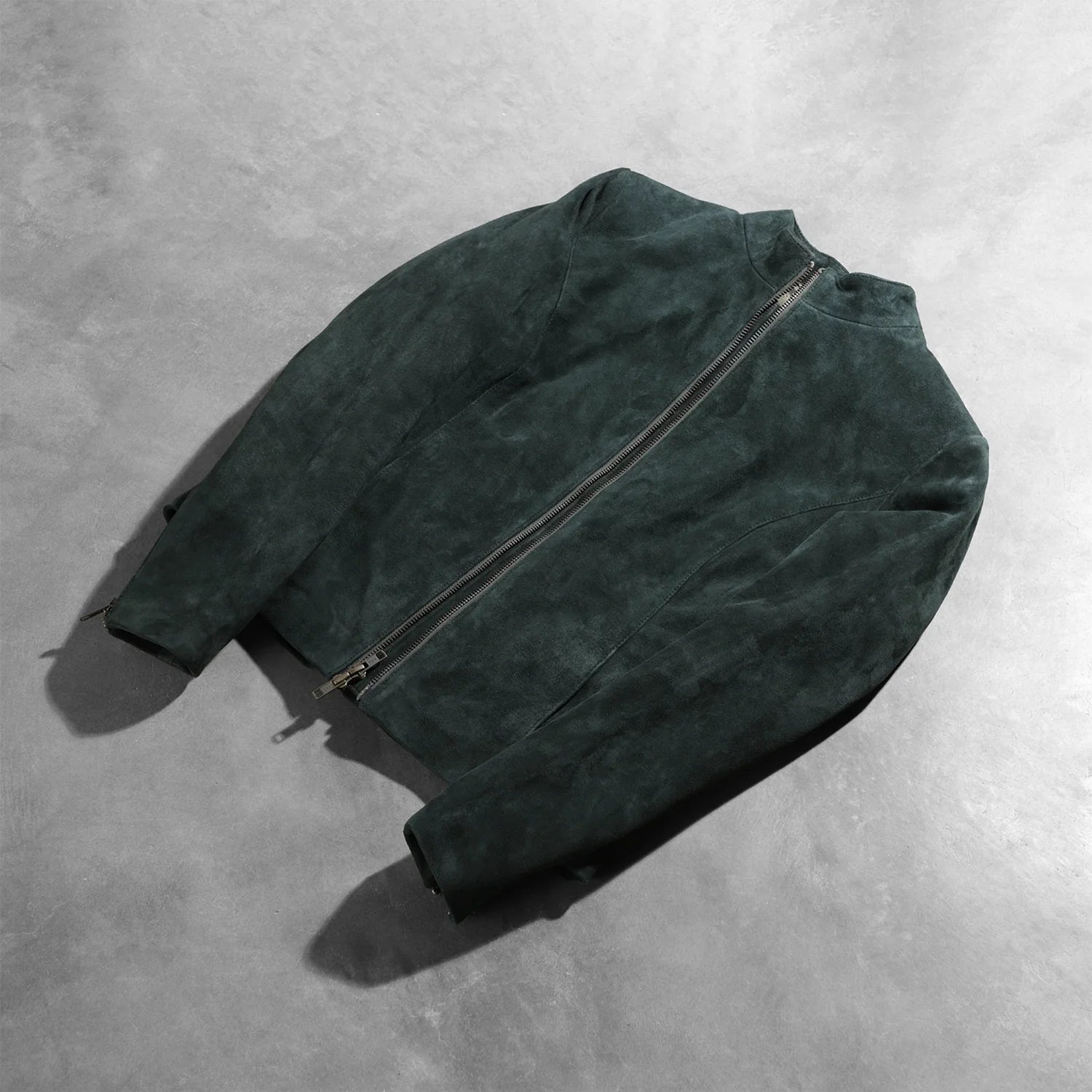 Close up of the premium metal zipper featuring a convenient dual puller design.