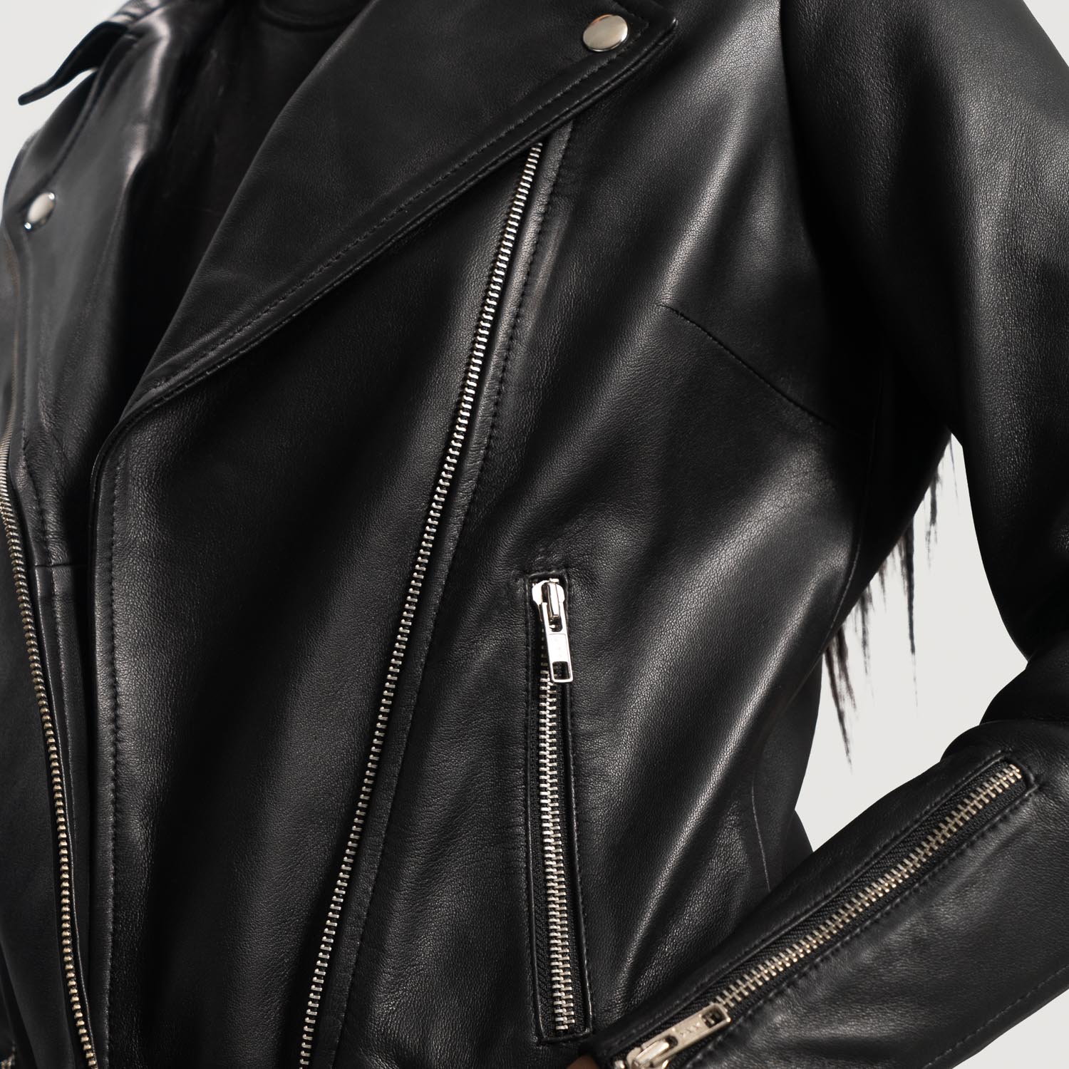 Close up of the sturdy front zipper closure and hardware details.