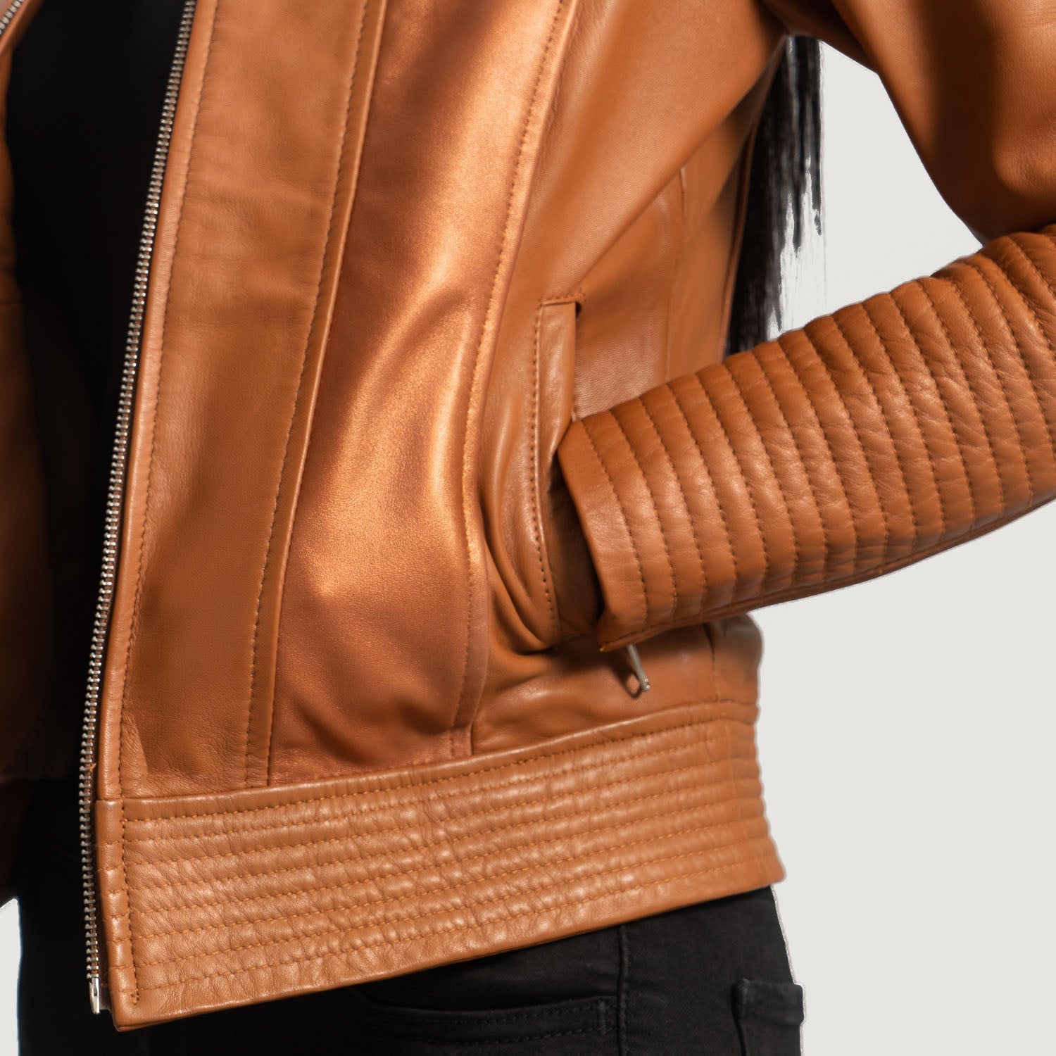 Detail of the expert stitching and aniline leather finish on the shoulder panel.