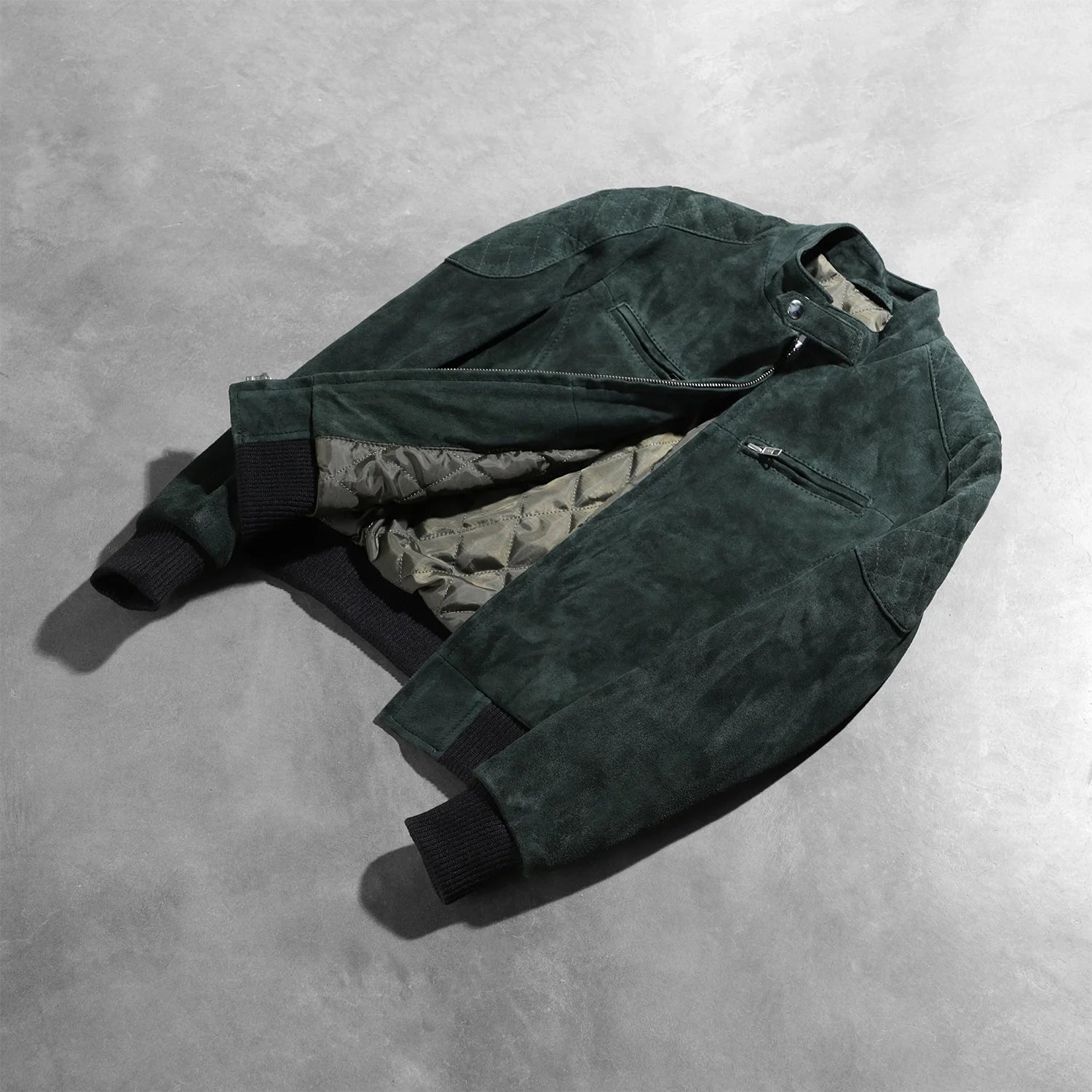 Close up of the durable front zipper hardware on the jacket.